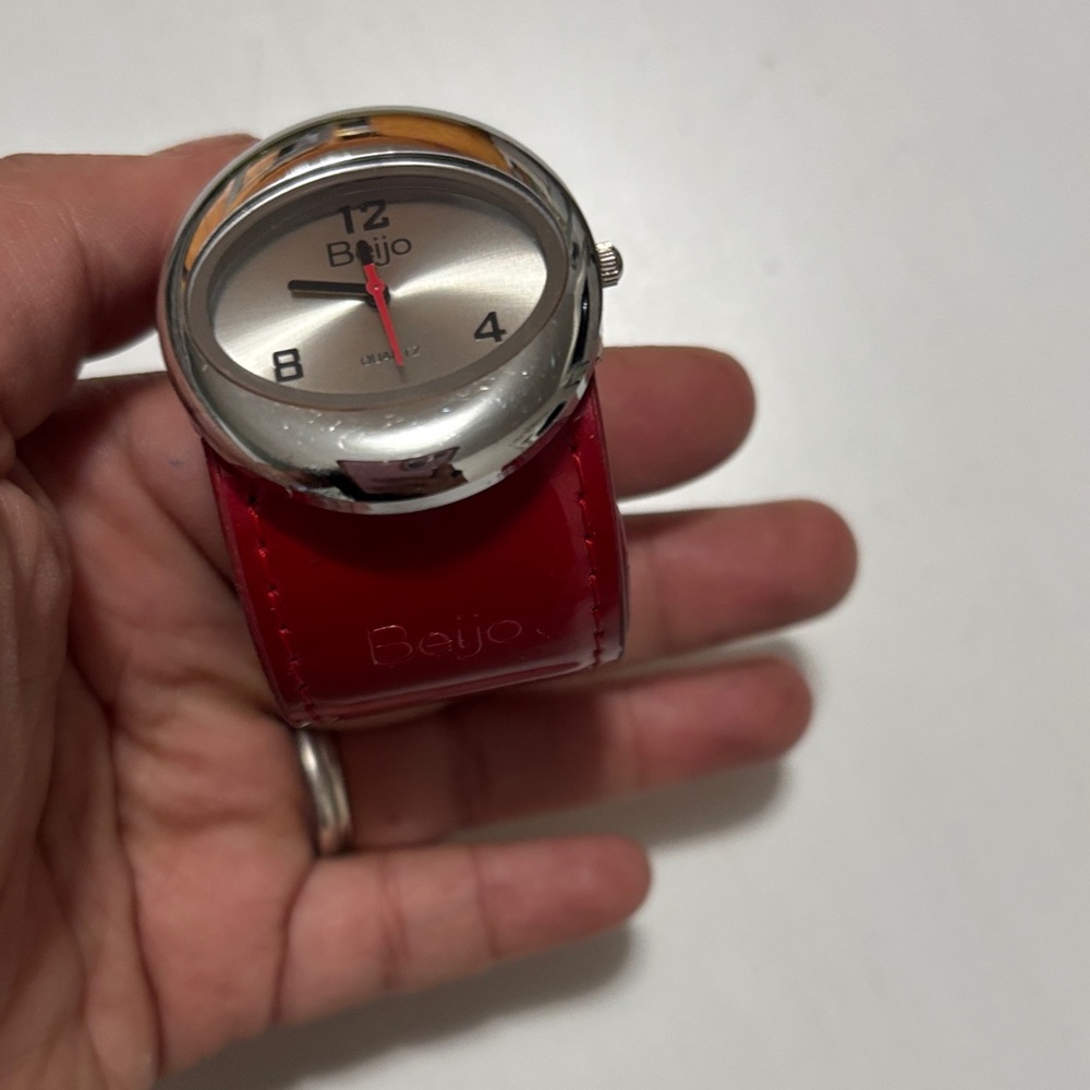 Beijo Smartwatch with Crimson Strap and Metallic Bezel